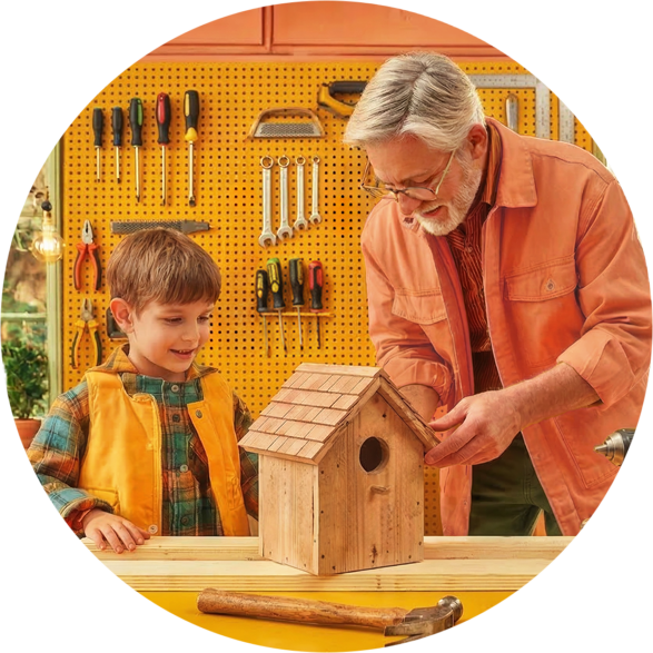 Een opa en zijn kleinzoon klussen samen aan een zelfgemaakt vogelhuisje