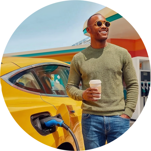 Man met zonnebril staat naast een gele auto die aan het opladen is